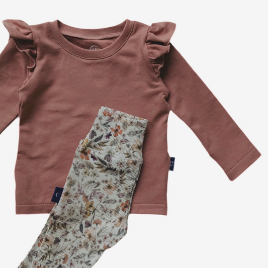 Flare broek Flowers purple met bloemenprint, gecombineerd met een oudroze top met ruches. Handgemaakt en verkrijgbaar in maat 50-128.