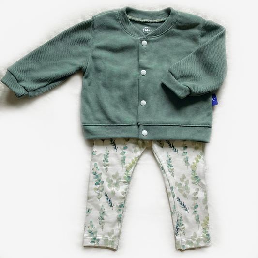 Groen wintervestje Noa gecombineerd met broek met bladerenprint. Handgemaakt en duurzaam, maat 56-116.