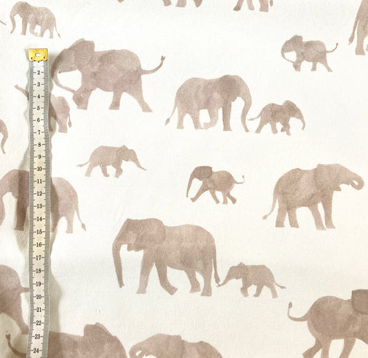Stel je eigen duurzame baby- en kinderkleding samen. Kies uit de stoffencollectie van webshop Cuteez! Kies bv de offwhite tricot met zandkleurige olifanten, deze tricot Elephants. 