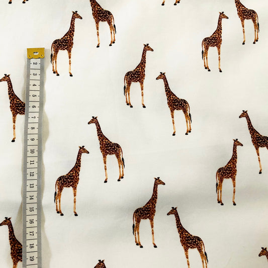 Tricot Giraffe. Een kwaliteitstricot in offwhite-/bruin tinten, te kiezen om zelf duurzame baby- en kinderkleding samen te stellen bij webshop Cuteez