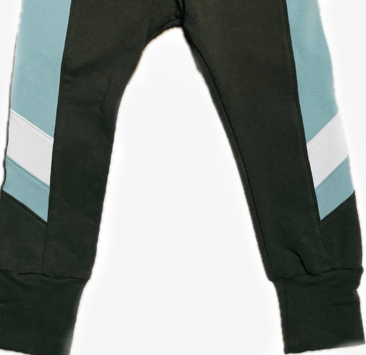 Detail van Joggingbroek Block. Leuke duurzame handgemaakte jongens kleding van webshop Cuteez