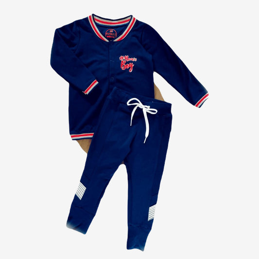 Betaalbare en unieke maat kinderkleding: Joggingbroek Boy in navy blauw met zachte binnenkant op Cuteez. Hier gecombineerd met vest Boy, een stoer zwart vest met grijs/rode biesjes.