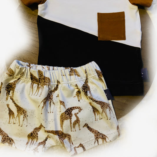 Detail van Jongens zomerset bruin wit giraf. Trendy kwaliteitstricot met mooie print en bijpassende kleurstelling. Shop nu de mooiste duurzame handgemaakte baby- en kinderkleding bij webshop Cuteez!