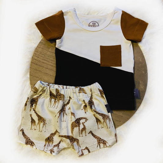 Jongens zomerset bruin wit giraf. Trendy kwaliteitstricot met mooie print en bijpassende kleurstelling. Shop nu de mooiste duurzame handgemaakte baby- en kinderkleding bij webshop Cuteez!