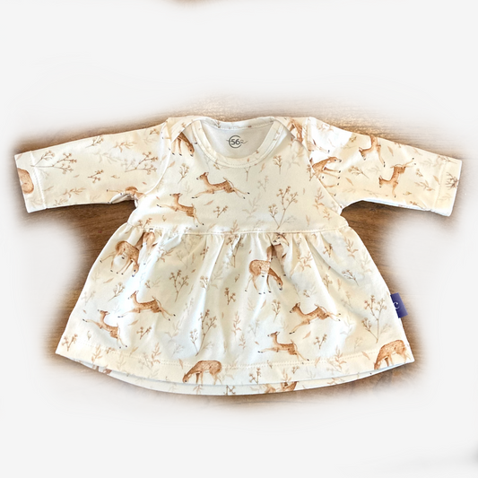 Duurzaam meisjesjurkje met enveloppehals en lichtbruine hertjesprint