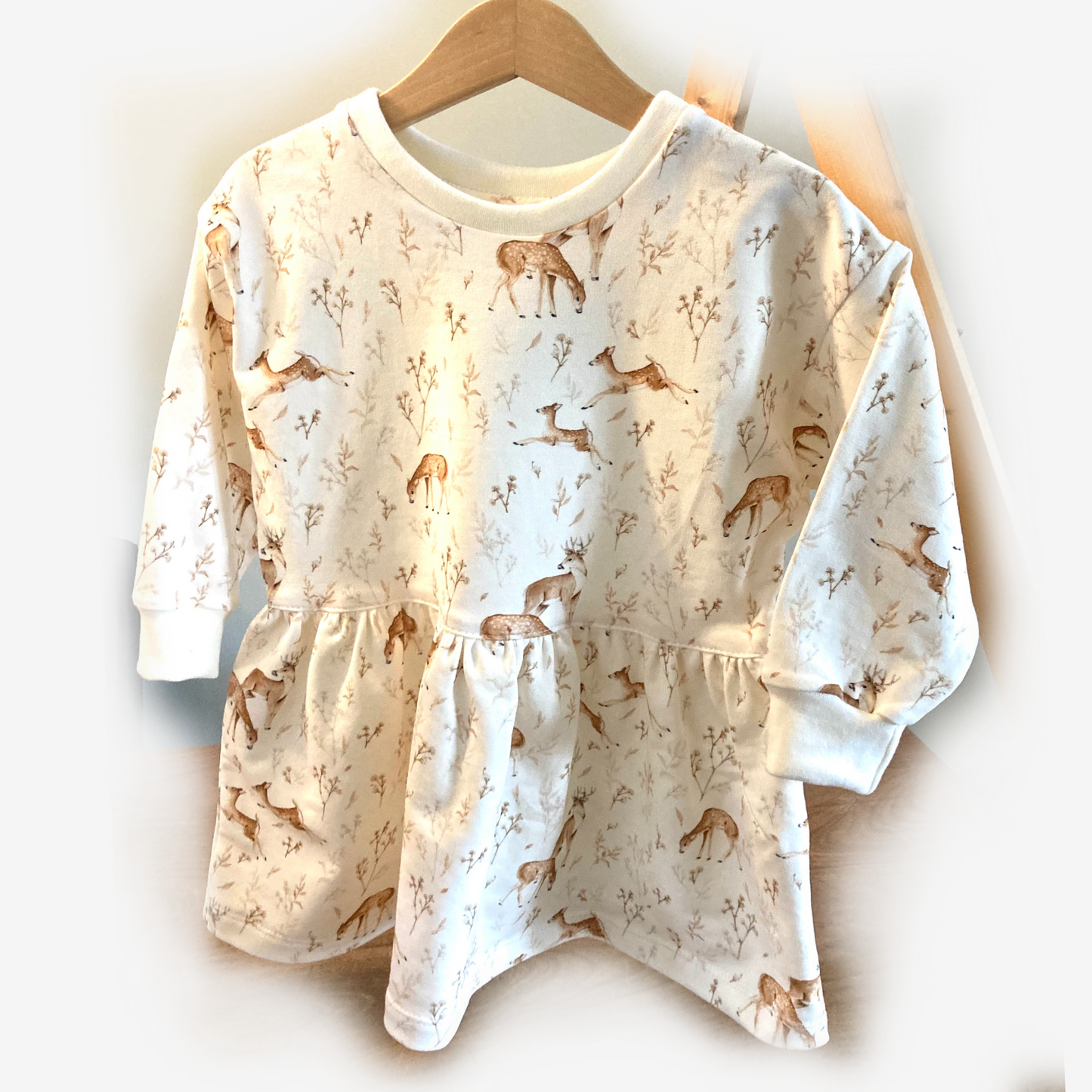 Comfortabel oversized jurkje met boordjes en speelse hertjesprint