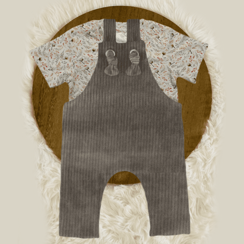 Knotted overall Grey rib van Cuteez, beschikbaar in maat 50-110,, de beste plek voor handgemaakte babykleding en kinderkleding. Op de foto met tshirt van tricot katoenbolletjes uit de stoffencollectie van Cuteez. 