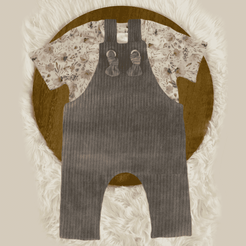 Knotted overall Grey rib van Cuteez, beschikbaar in maat 50-110, gecombineerd met Tshirt Aquarel tricot. Handgemaakte baby- en kinderkleding van kinderkleding webshop Cuteez. 