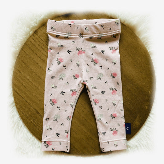 Lichtroze babylegging met bloemenprint uit Babyset Aimee van Cuteez. Zachte en duurzame handgemaakte babykleding, perfect voor meisjes in babymaten 44-80.