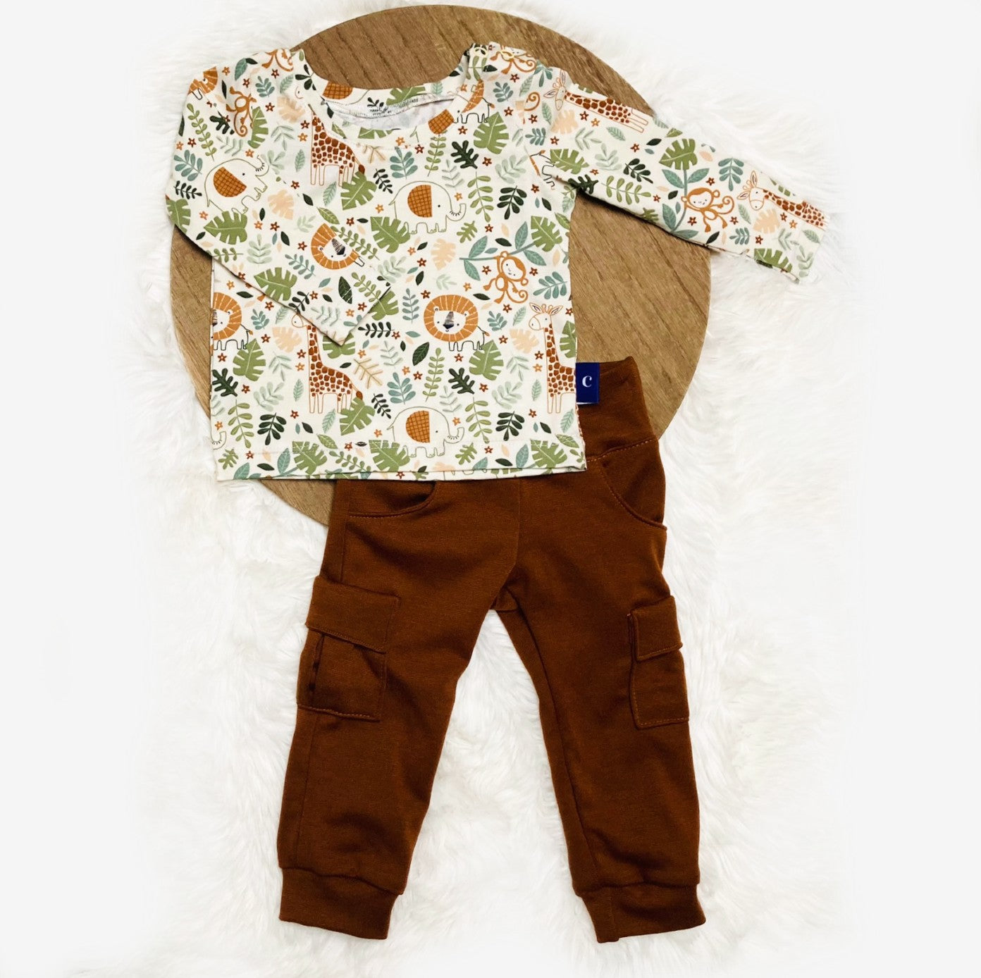 Longsleeve Jungle. Duurzame handgemaakte baby- en kinderkleding van webshop Cuteez. Jongens peuter kleuter truitje shirt. Hier gecombineerd met cargo joggingbroek.