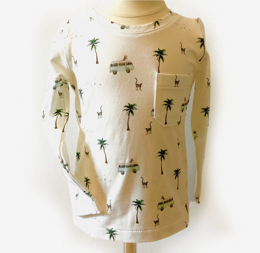 Sfeerbeeld van Longsleeve Safari van webshop Cuteez. Speelse mooie kwaliteit jongens tshirt lange mouw van webshop Cuteez.