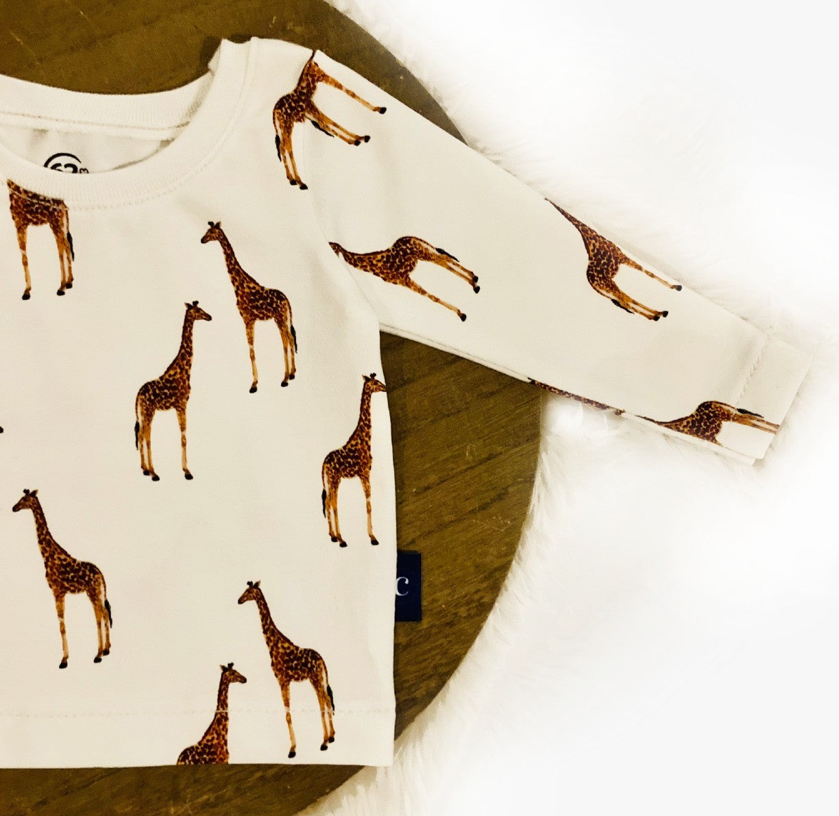 Detail van Longsleeve offwhite giraffe. Baby peuter truitje duurzame en handgemaakte kleding van webshop Cuteez