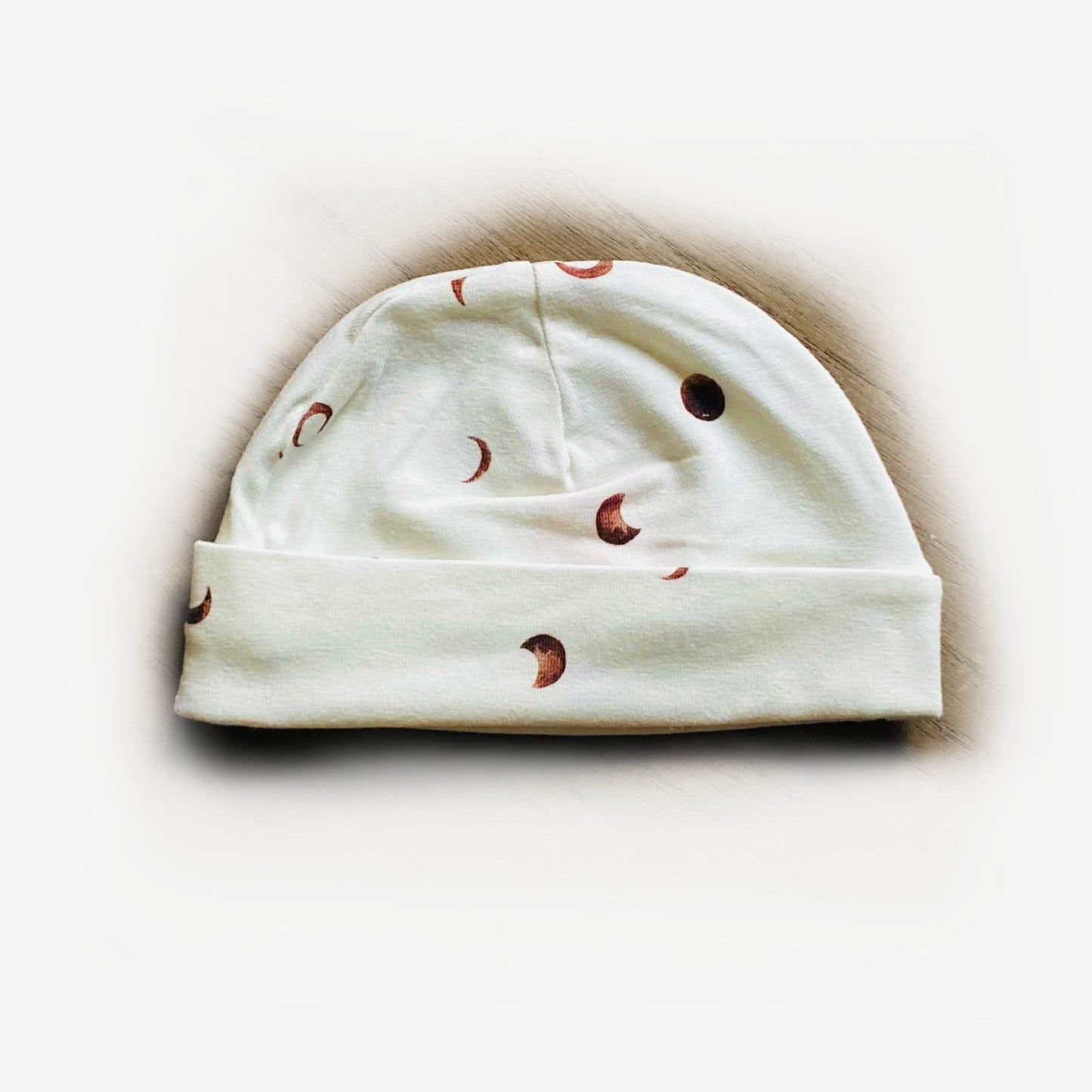 Mutsje Maantjes. Handgemaakte duurzame babykleding van webshop Cuteez