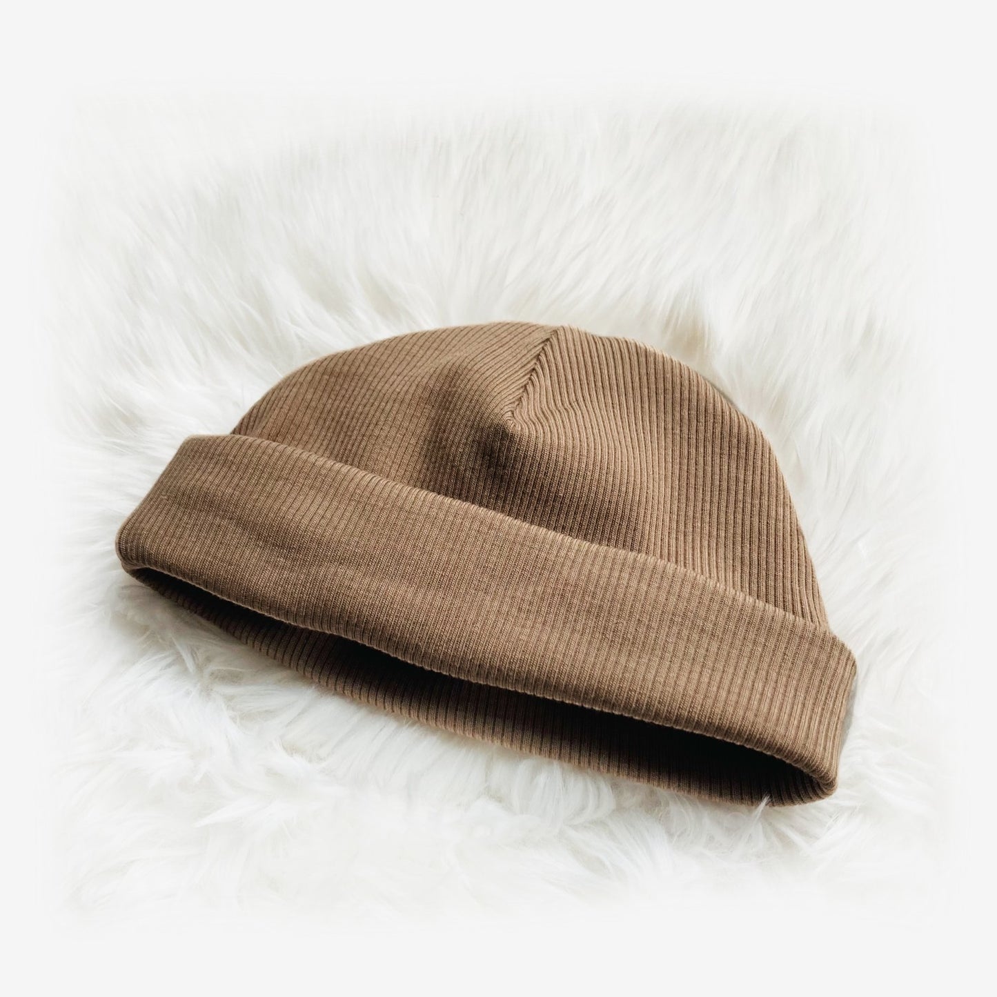 Babymutsje van duurzame kwaliteits ribjersey ribtricot taupe. Duurzame handgemaakte babykleding van webshop Cuteez