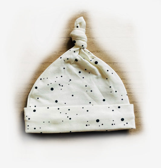 Mutsje Spetter wit. Handgemaakte duurzame babykleding van webshop Cuteez.
