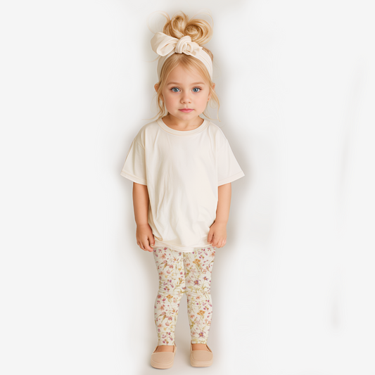 Handgemaakte baby- en meisjesbroek in natureltinten op offwhite ondergrond