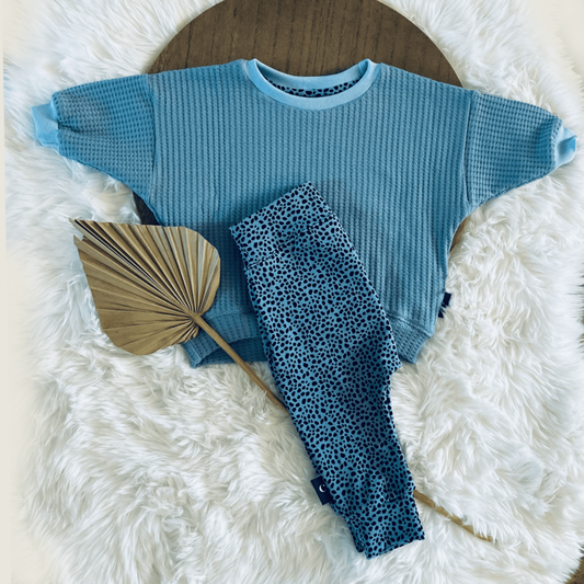 Een prachtige sfeerfoto van onze Tweedelig jongens babyset Blue, een perfect voorbeeld van onze handgemaakte babykleding en duurzame kinderkleding online. Te koop op Cuteez, waar stijl en comfort samenkomen." Set: