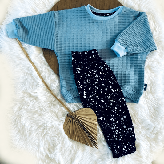 Een sfeervolle foto die de schattige stijl en het comfort van ons Tweedelig jongens babyset Black&Blue bij Cuteez belicht. Ontdek duurzame babykleding in stijl bij kinderkleding webshop Cuteez.