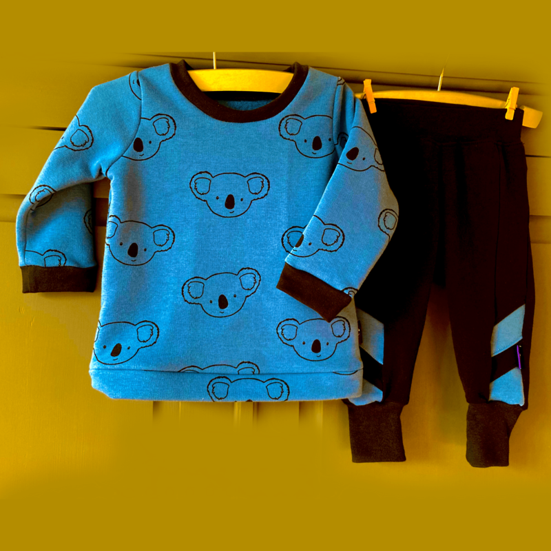 Set Dog blauw zwarte trui met zwarte boordjes en leuke hondenprint en bijpassende joggingbroek van heerlijke zachte sweatstof in mt86-152 - duurzame handgemaakte baby- en kinderkleding van kinderkleding webshop Cuteez. 