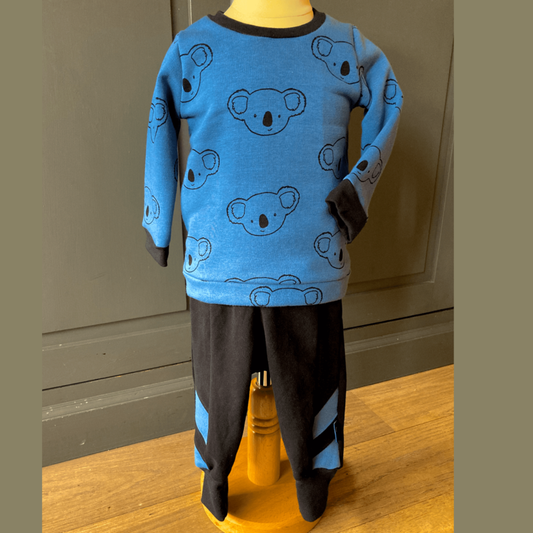 Set Dog blauw zwarte trui en bijpassende joggingbroek van heerlijke zachte sweatstof in mt86-152 - duurzame handgemaakte baby- en kinderkleding van kinderkleding webshop Cuteez. 