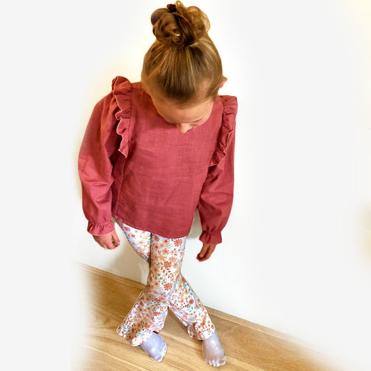 Set Peach. Flare broek en blouse. Baby kind meisje. Offwhite gebloemde broek met kleiroze stonewashed linnen blouse. Duurzame handgemaakte baby- en kinderkleding van webshop Cuteez.