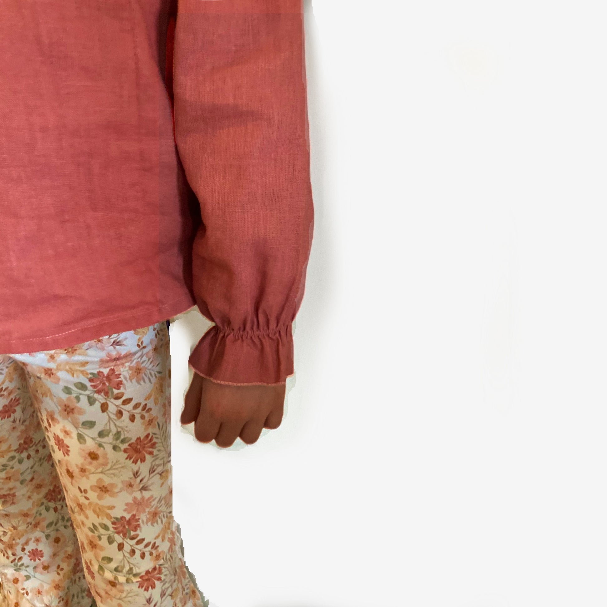 Detail van set Peach. Gebloemde legging met flare en stonewashed linnen blouse van webshop Cuteez. 