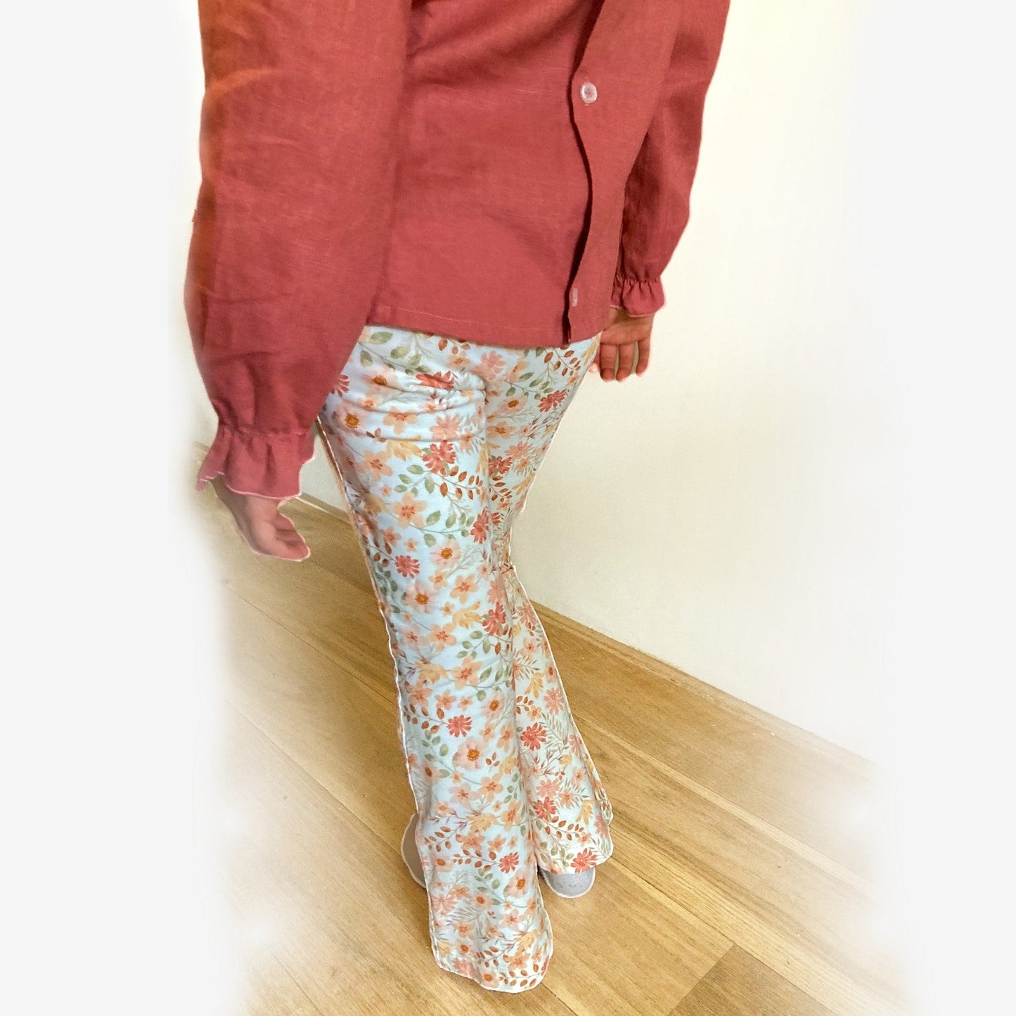 Achterkant van Flare broek baby kind meisje. Offwhite gebloemd. Duurzame handgemaakte baby- en kinderkleding van webshop Cuteez.