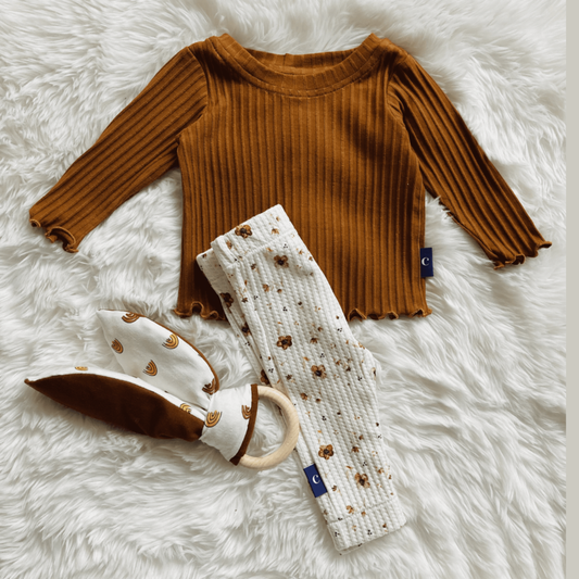 Set_van_camel_longsleeve_met_bruin_gebloemde_wafel_legging_handgemaakte_babykleding van kinderkleding webshop Cuteez