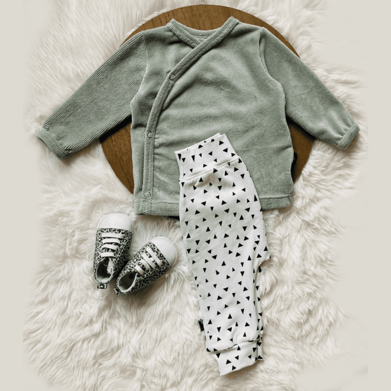 Set van Zacht grijsgroen baby overslagvestje, beschikbaar in maten 38-104, met babybroekje Triangle. Voor prematuren, pasgeborenen en opgroeiende peuters. Bestel nu bij kinderkleding webshop Cuteez - voor betaalbare handgemaakte baby- en kinderkleding.