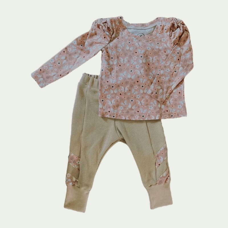 Het perfecte setje: Retro jogger Soft Pink en bijpassende longsleeve - een voorbeeld van handgemaakte babykleding en duurzame kinderkleding online, allemaal te vinden bij Cuteez. 💕
