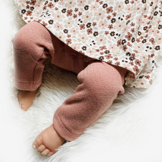 Detail van de roze legging en bloemenjurk van het Baby flowers babysetje, handgemaakt en duurzaam, geschikt voor maat 50-80.
