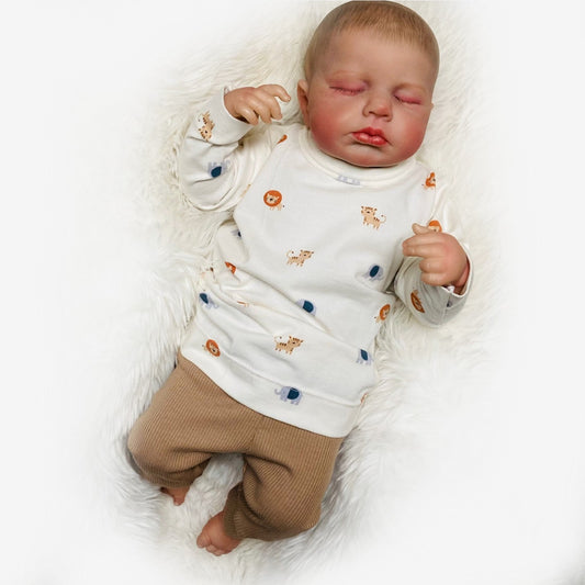 Baby draagt handgemaakte babyset Diertjes, maat 50-74. Comfortabele witte longsleeve met dierenprint en bruine ribbroek, perfect voor jongens en unisex.