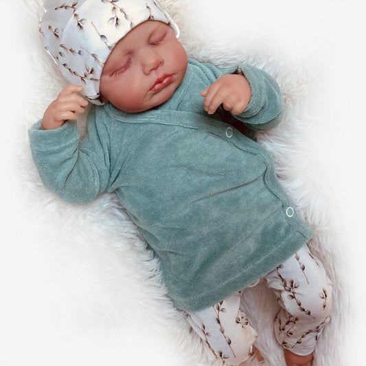 Tweedelig setje Takjes met handgemaakt broekje en bijpassend mutsje met takjesprint, gedragen door een baby in maat 44-68.