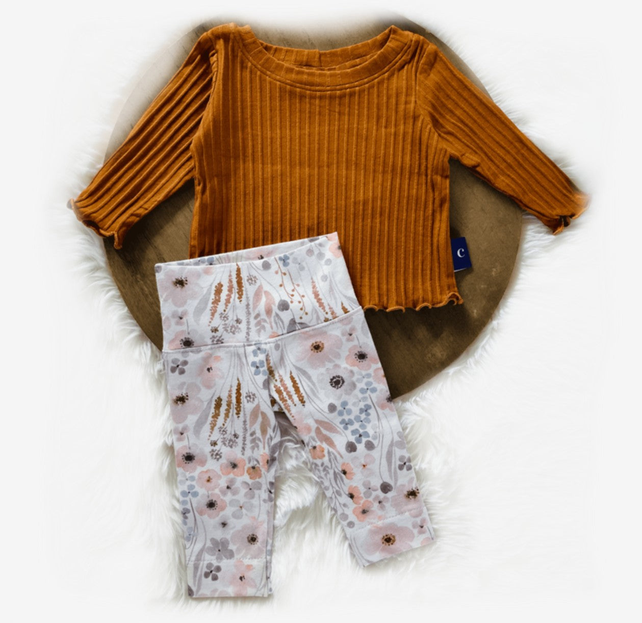 Babylegging meisje bruine blaadjes. Gebloemd duurzaam handgemaakt broekje van webshop Cuteez. Hier gecombineerd met longsleeve Camel.