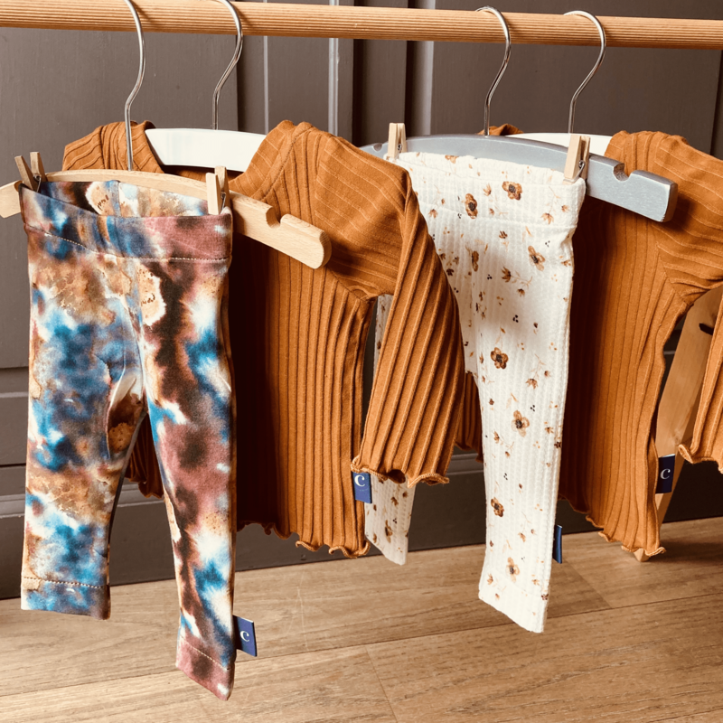 Sfeerfoto_camel_longsleeve_met_diverse_leggings_kinderkledingmaat50-80_handgemaakte_babykleding van kinderkleding webshop Cuteez