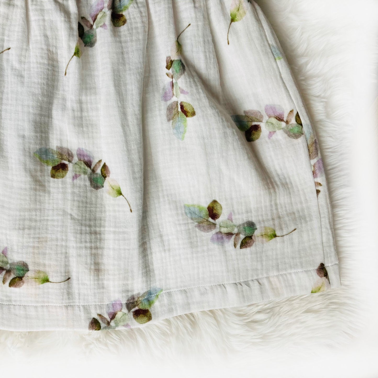 Onderkant van het Jurkje Eucalyptus met verfijnde afwerking en luchtige stof. Duurzame baby- en kinderkleding in maat 74-104 bij Cuteez.