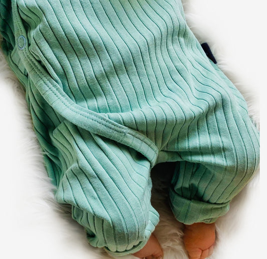 Detail van Trendy boxpakje Mint van zachte rekbare ribstof. Unisex. Duurzame handgemaakte baby en kinderkleding van webshop Cuteez