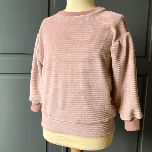 Duurzame kinderkleding voor meisjes: Trui Vesper. Licht oudroze trui van zachte ribstof in maat 86-152. Handgemaakte meisjeskleding kinderkleding. 