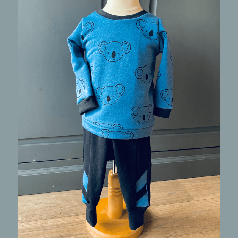 Set Dog blauwe trui met zwarte boordjes en leuke hondenprint en bijpassende joggingbroek van heerlijke zachte sweatstof in mt86-152 - duurzame handgemaakte baby- en kinderkleding van kinderkleding webshop Cuteez. 