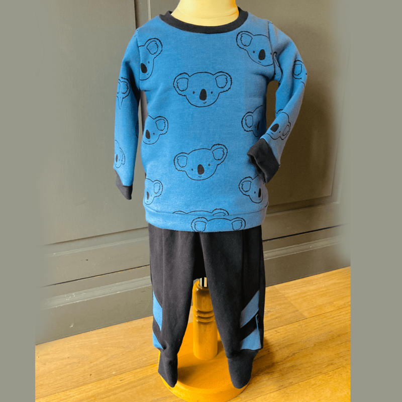 Set Dog blauw zwarte trui met leuke hondenprint en bijpassende joggingbroek van heerlijke zachte sweatstof in mt86-152 - duurzame handgemaakte baby- en kinderkleding van kinderkleding webshop Cuteez. 