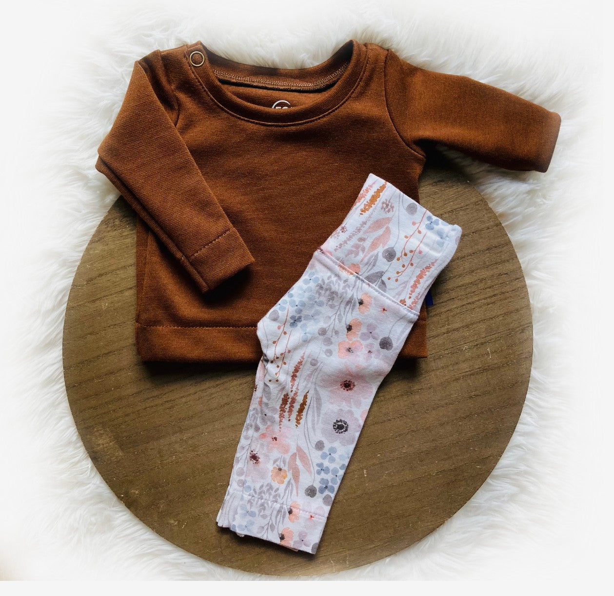 Unisex duurzame handgemaakte trui van webshop Cuteez kind baby kraamcadeau. Hier gecombineerd met gebloemde legging.