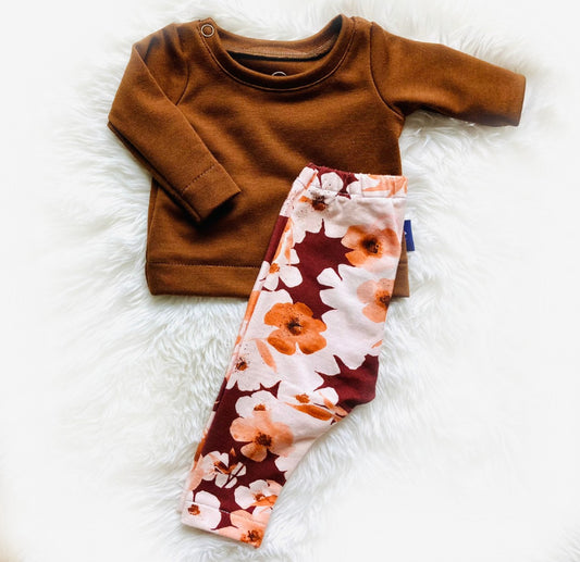 Unisex duurzame handgemaakte trui van webshop Cuteez kind baby kraamcadeau. Hier gecombineerd met gebloemd meisjes broekje.