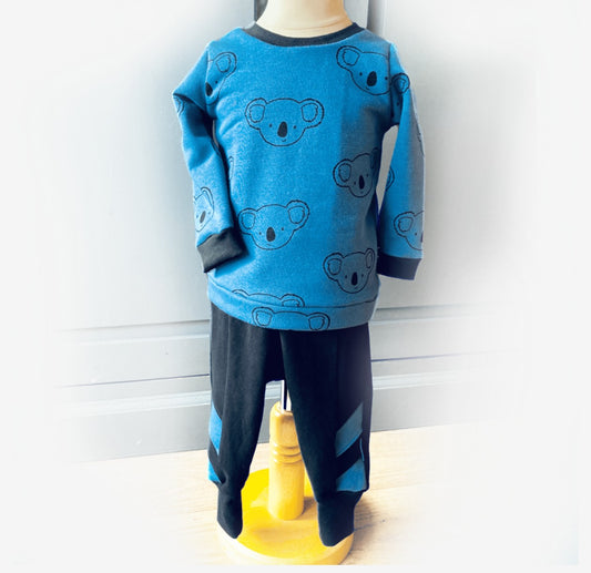 Leuke jongens trui met bijpassende joggingbroek Bauwe Beer van zachte biologische katoen van webshop Cuteez. Duurzaam en handgemaakt.