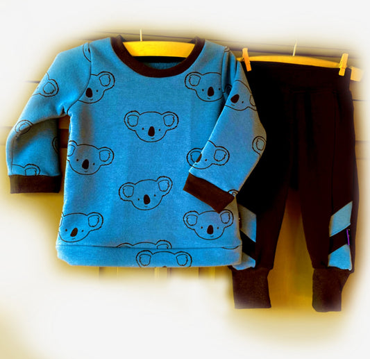 Set van trui Blauwe beer en bijpassende joggingbroek. Biologische duurzame handgemaakte leuke stoere jongensmode van webshop Cuteez.