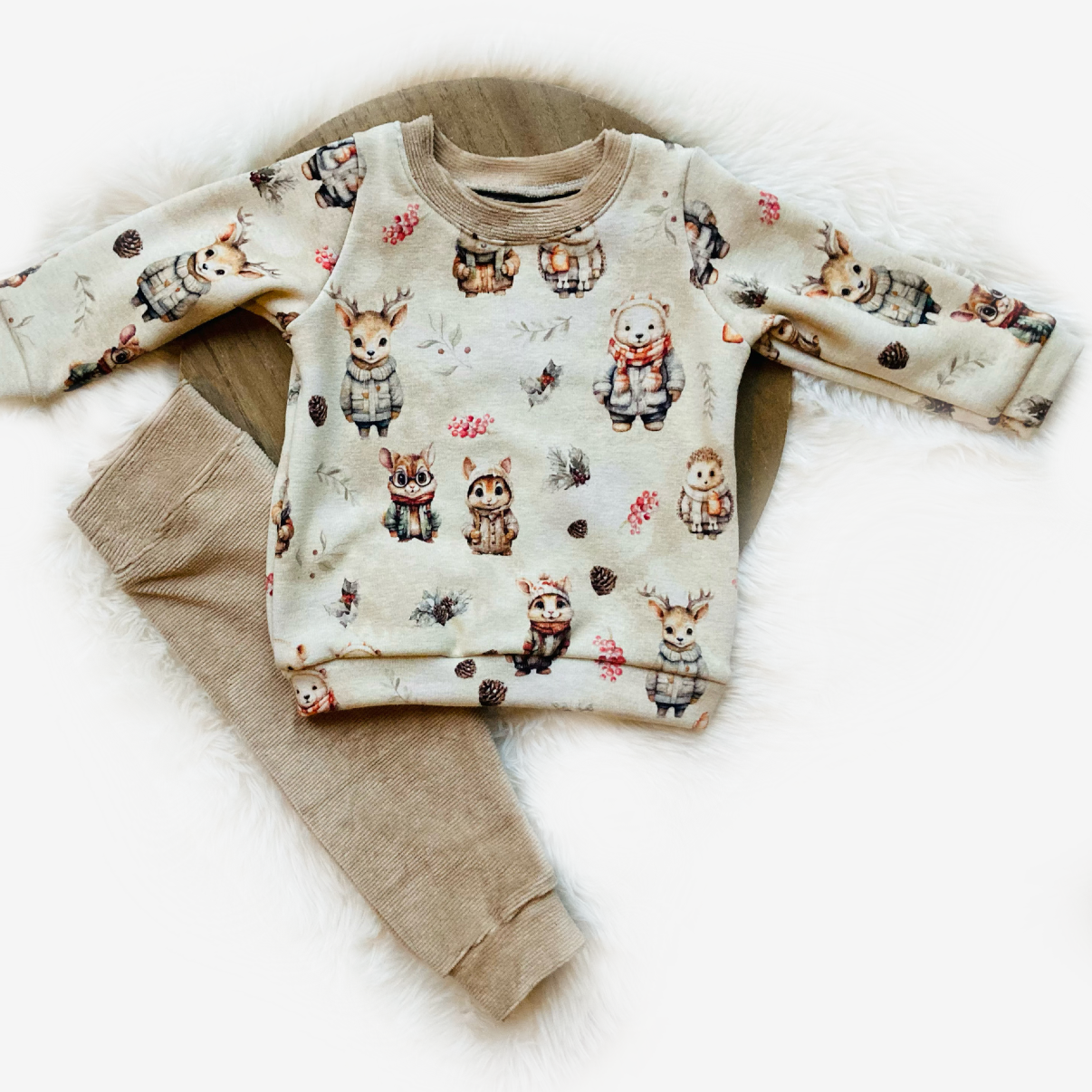 Baby en peuter set Winterprint crème/blauw met zandkleurig broekje. Handgemaakte babykleding, maat 50-92, duurzaam en comfortabel.