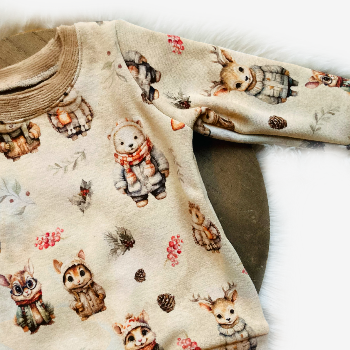 Handgemaakte baby en peuter set met winterprint in crème en blauw, maat 50-92. Zacht truitje met dierenmotief en duurzame materialen.