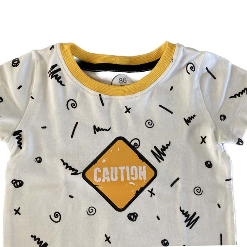 Close up van Tshirt Caution. Maat 50122. Handgemaakte babykleding. Online - Handgemaakte kinderkleding; duurzame babykleding