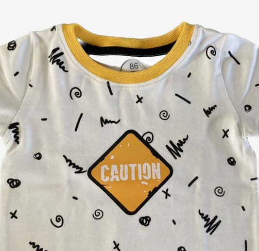 Detail van Tshirt Caution. Mooie kwaliteits tshirt, duurzaam en handgemaakt van webshop Cuteez voor baby, peuter, kind.