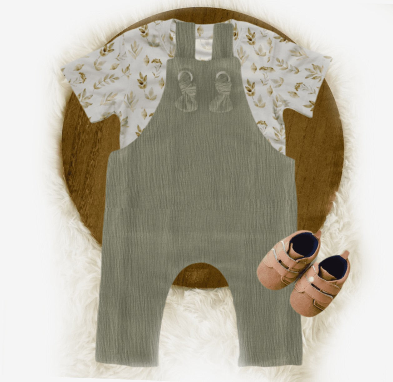 Tshirt Leaves en knotted overall Flax. Leuk unisex tshirt van kwaliteitstricot gecombineerd met leuke tuinbroek overall. Duurzaam en handgemaakt van webshop Cuteez. Hier gecombineerd met knotted overall flax.