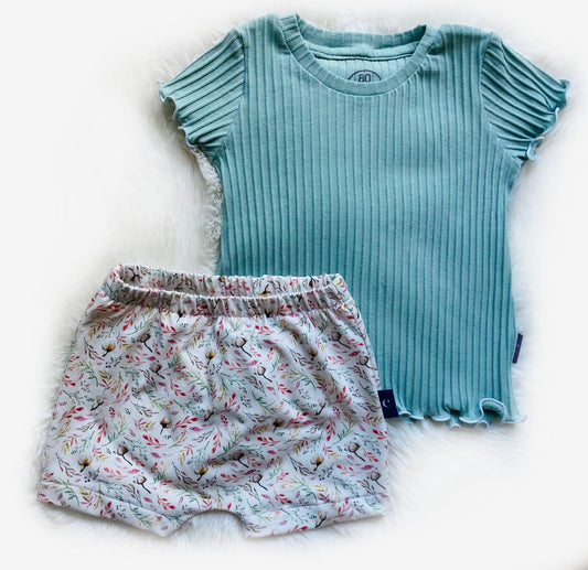 Tshirt Mint. Leuk meisjes tshirt duurzaam handgemaakt van webshop Cuteez. Hier gecombineerd met short katoenbolletjes.